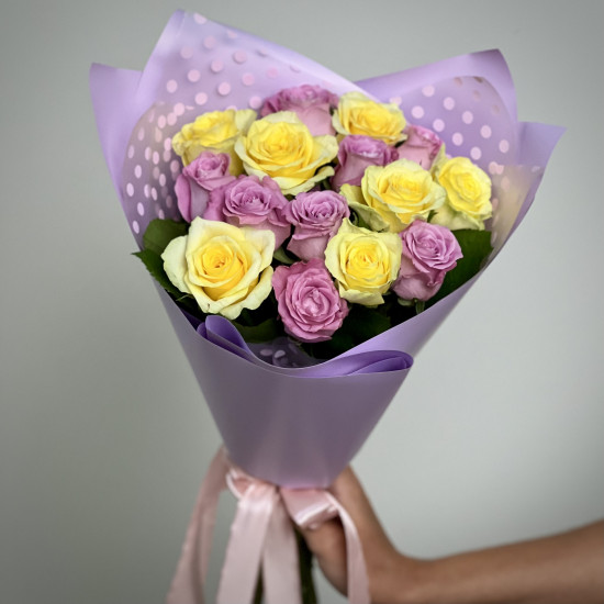 Букеты из роз Букет из 17 желтых и розовых роз